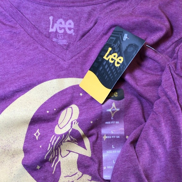 Lee Womens Burgundy Girl Sitting On Moon Short Sleeve Graphic Print Tee - Picture 6 of 8